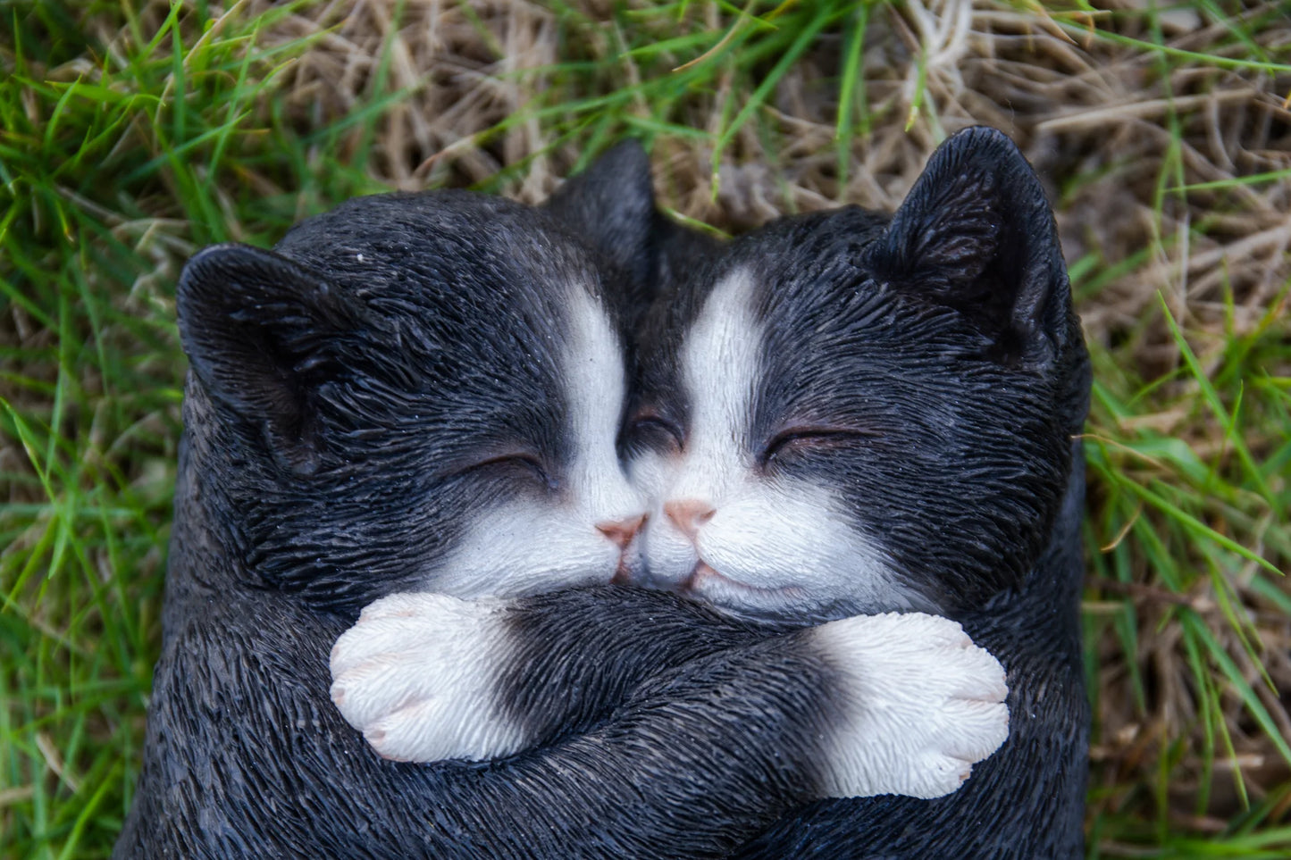 Sleeping Couple Cats Figurine - Charming Black and White Cat Lovers' Decor